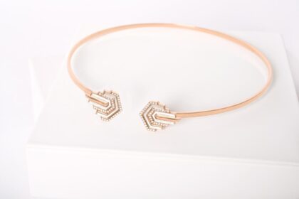 Light diamond choker