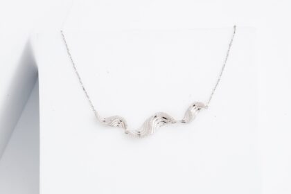 Waves moving necklace